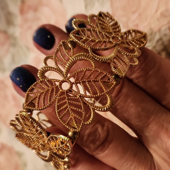 Goldtoned filigree floral Vintage Cuff nwot - Picture 3 of 3